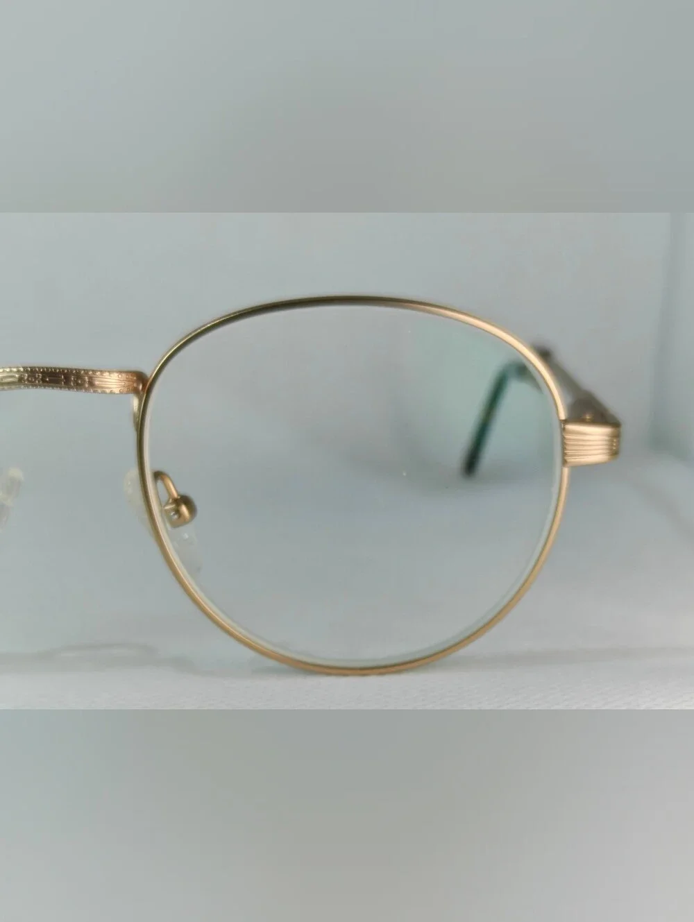 Belleville. Gold Metal Round. Eyeglasses - Classic Frame.